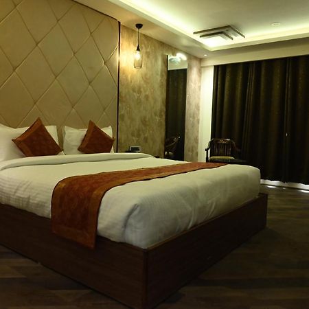 The Triumph Hotel Varanasi Bagian luar foto