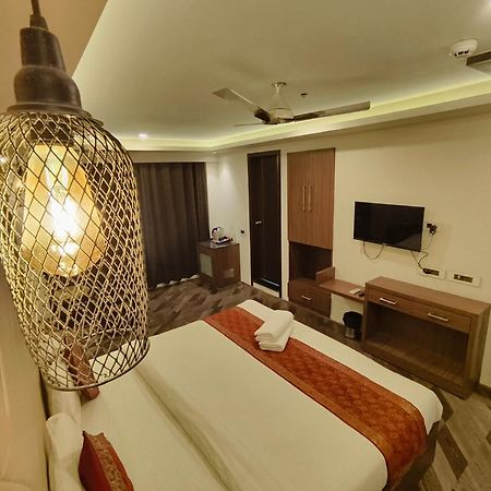 The Triumph Hotel Varanasi Bagian luar foto