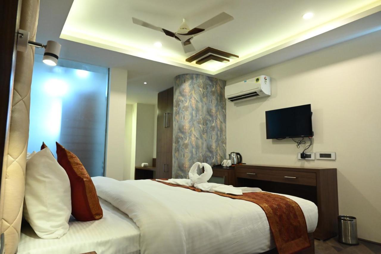 The Triumph Hotel Varanasi Bagian luar foto
