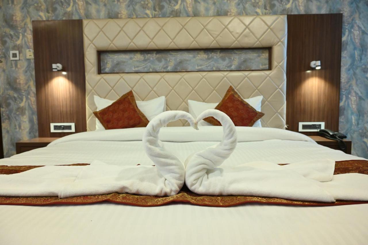 The Triumph Hotel Varanasi Bagian luar foto