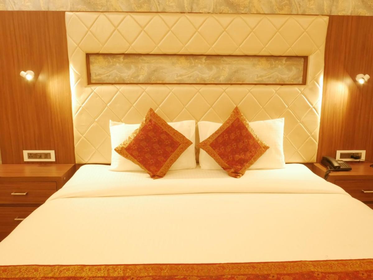 The Triumph Hotel Varanasi Bagian luar foto