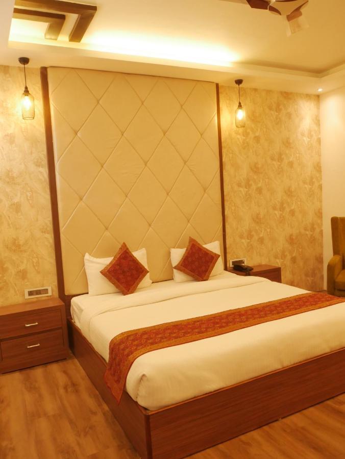 The Triumph Hotel Varanasi Bagian luar foto