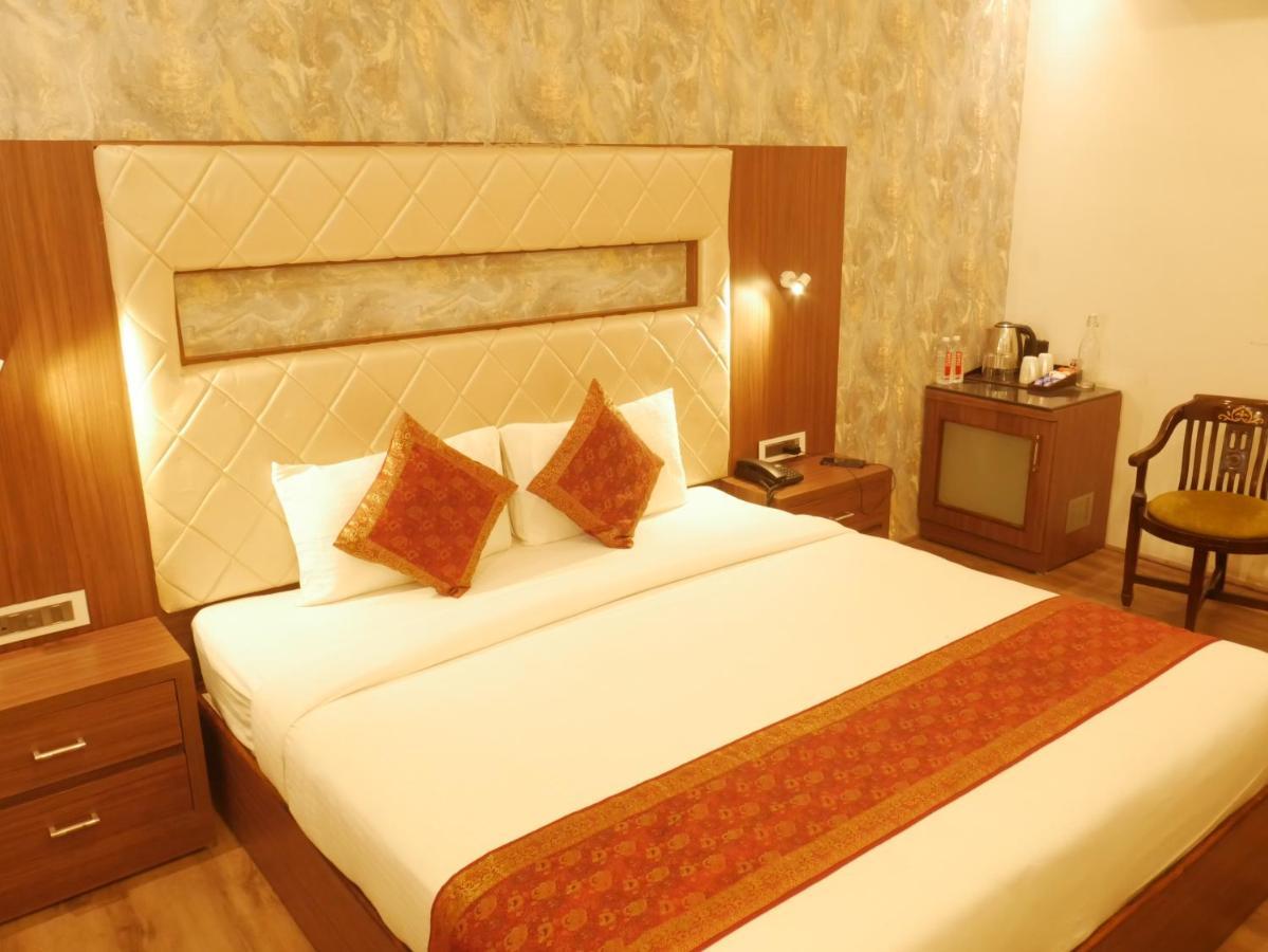 The Triumph Hotel Varanasi Bagian luar foto