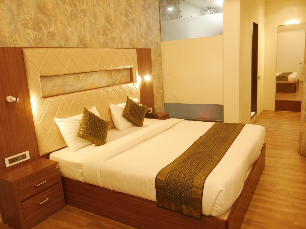 The Triumph Hotel Varanasi Bagian luar foto