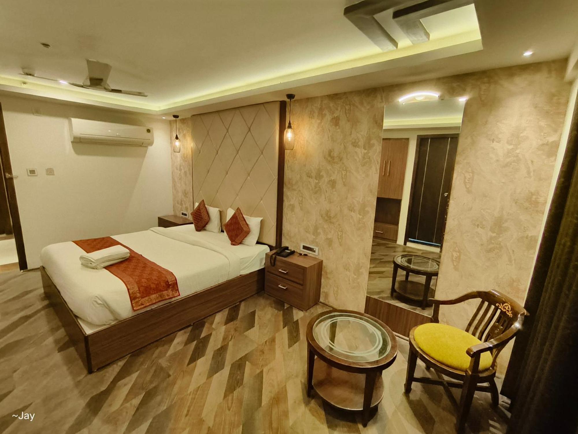 The Triumph Hotel Varanasi Bagian luar foto