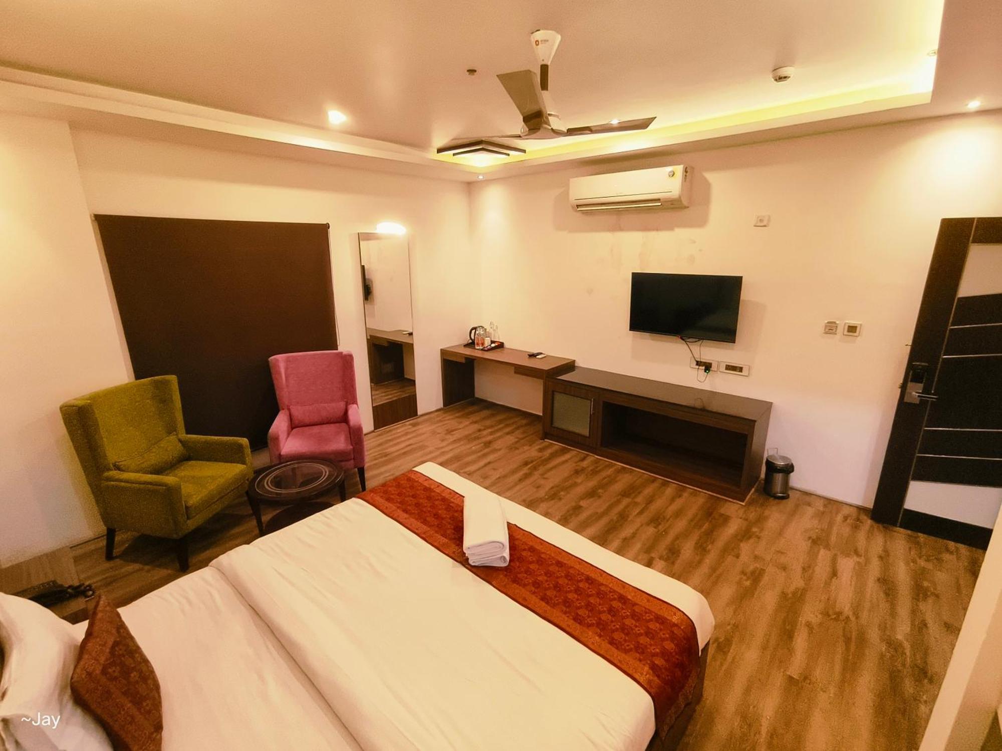 The Triumph Hotel Varanasi Bagian luar foto