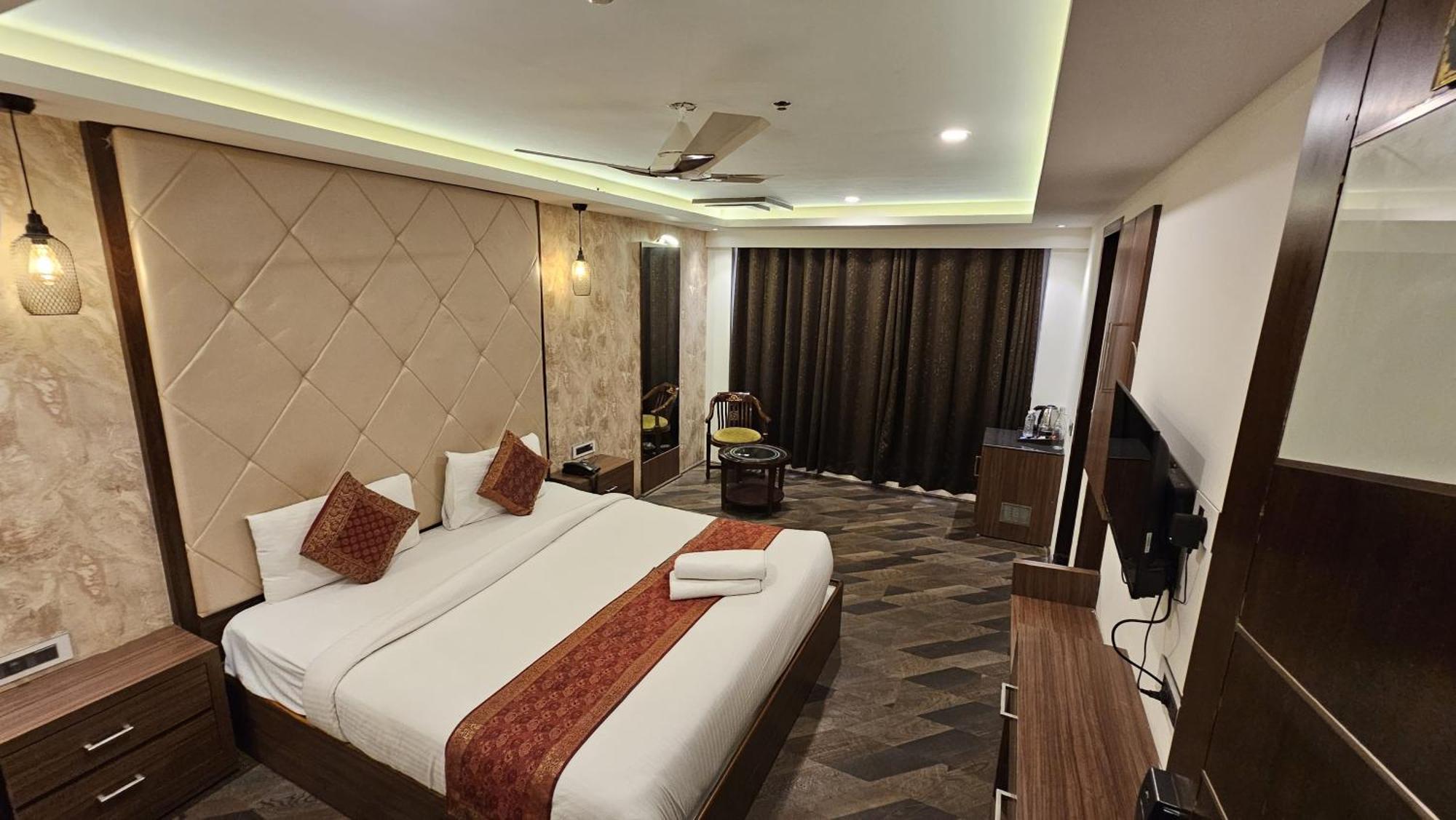 The Triumph Hotel Varanasi Bagian luar foto