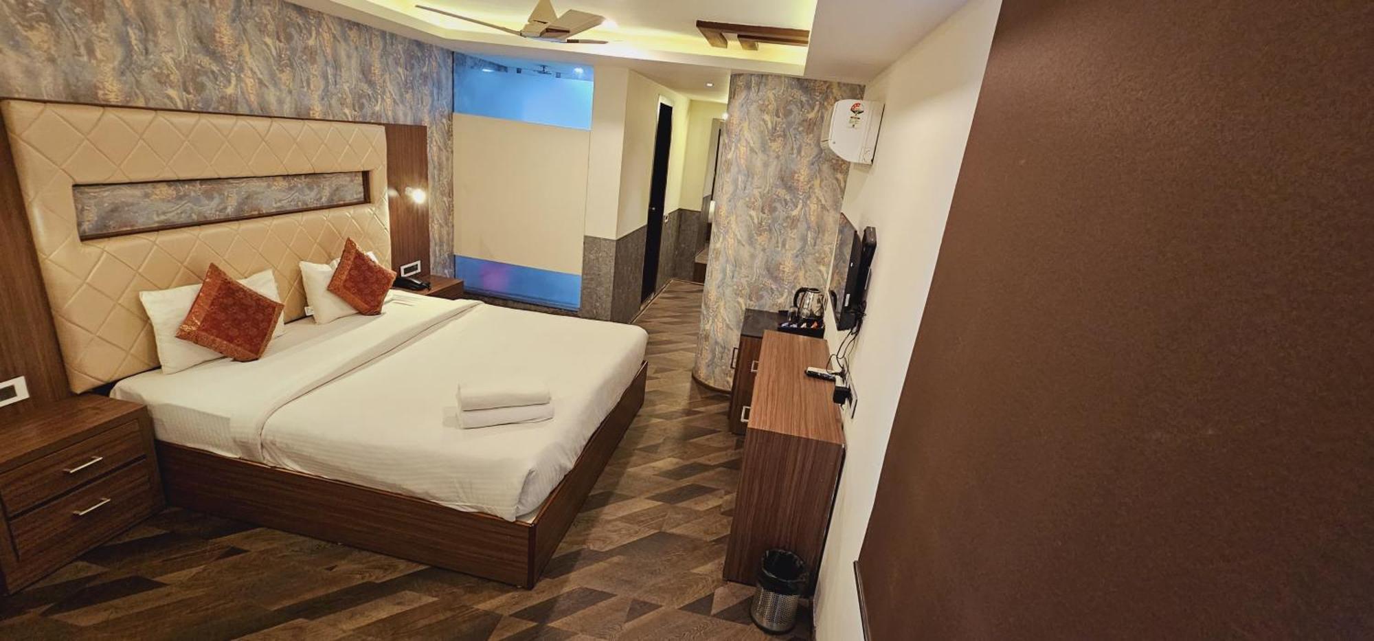 The Triumph Hotel Varanasi Bagian luar foto