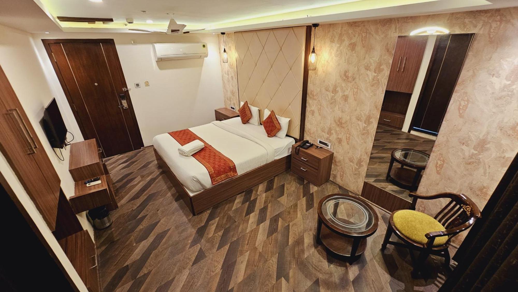 The Triumph Hotel Varanasi Bagian luar foto