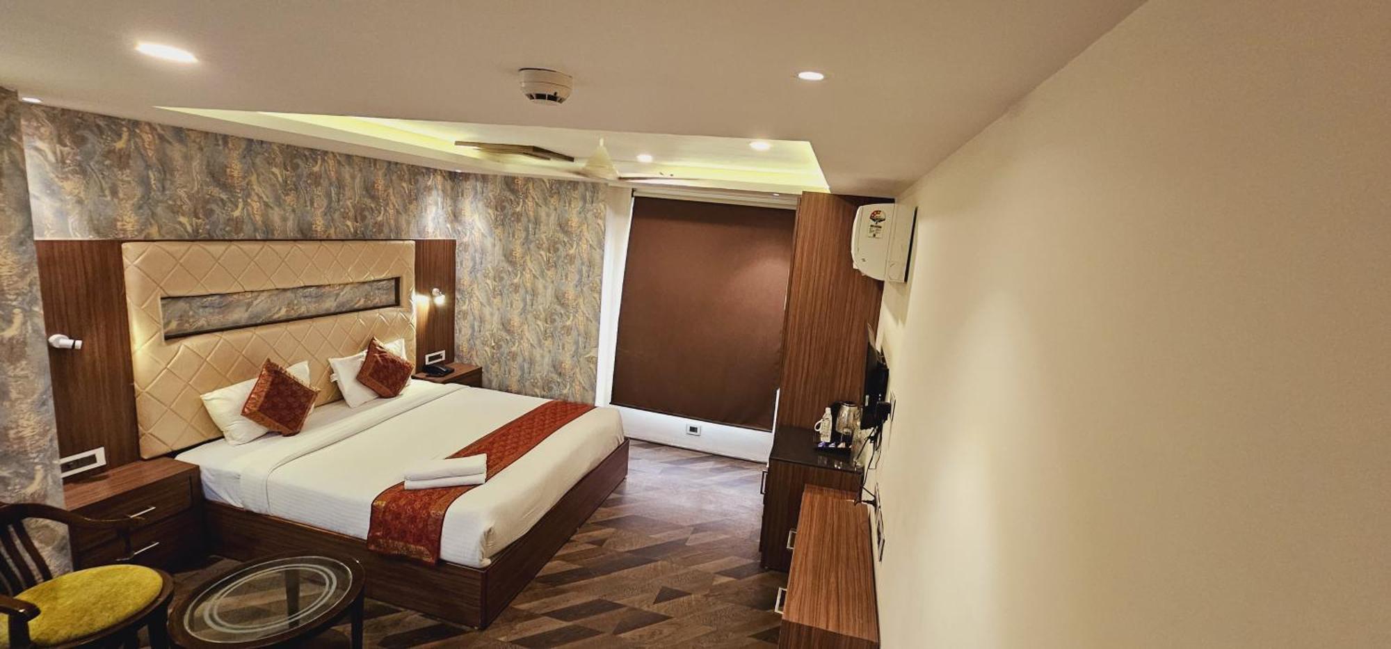 The Triumph Hotel Varanasi Bagian luar foto